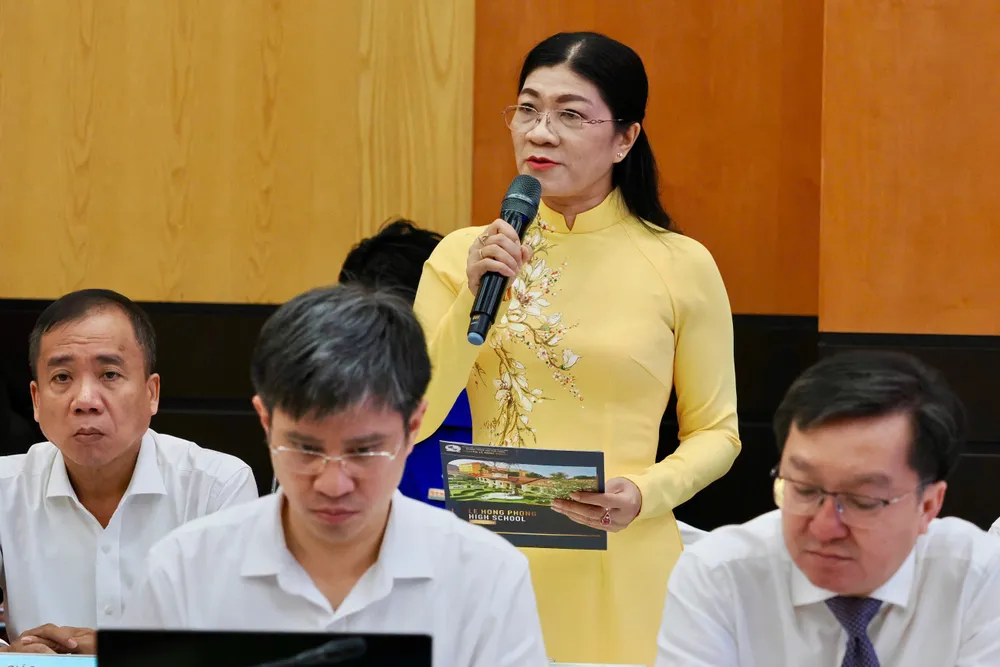 Cô Phạm Thị Bé Hiền, Hiệu trưởng Trường THPT chuyên Lê Hồng Phong, trình bày tham luận tại toạ đàm. Ảnh: HOÀNG HÙNG