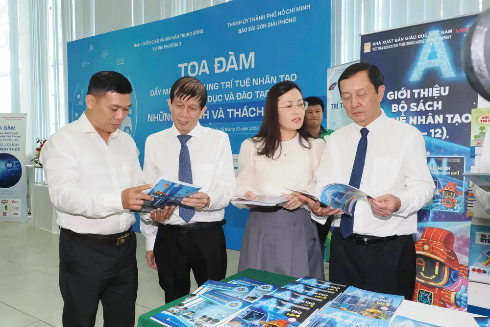 Các đại biểu tham quan triển lãm tại toạ đàm. Ảnh: HOÀNG HÙNG