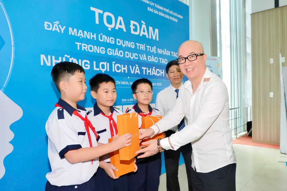 Các em học sinh tham dự toạ đàm nhận quà từ đơn vị đồng hành. Ảnh: HOÀNG HÙNG