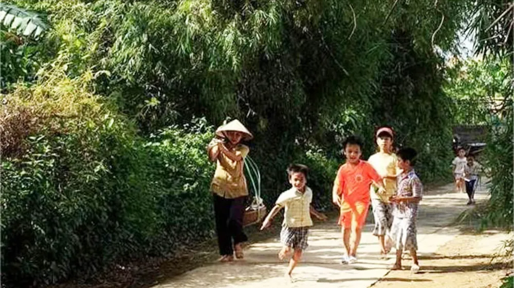 Chiều trên con đường làng. Ảnh: PHONG VŨ 