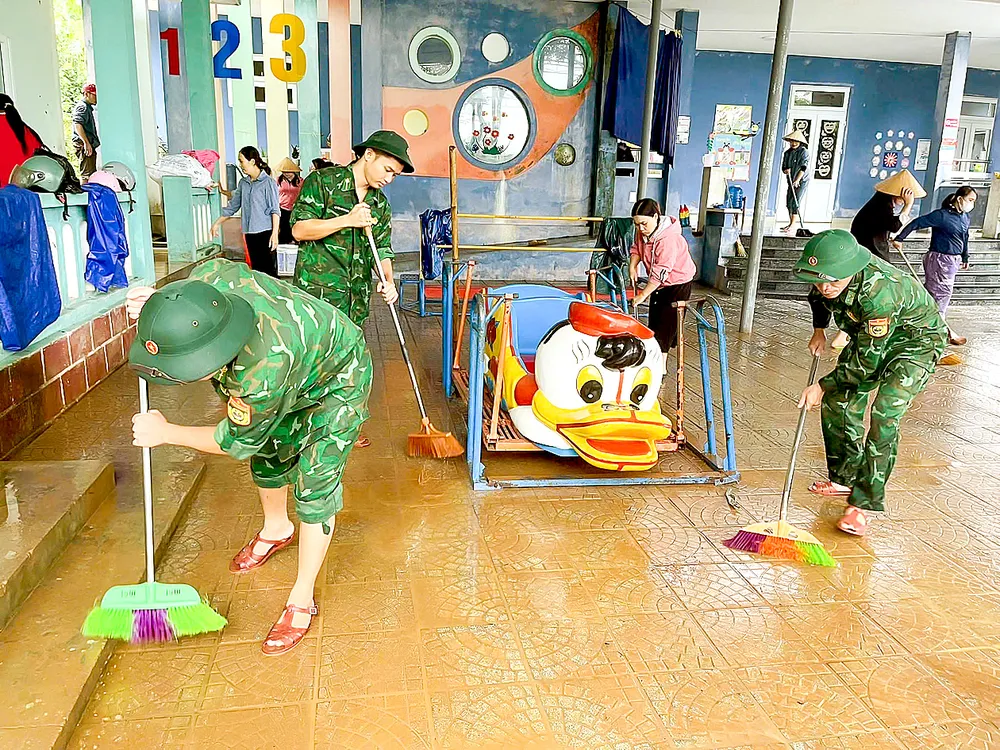 Đồn Biên phòng Vinh Hiền (Bộ đội Biên phòng TP Huế) hỗ trợ cô trò Trường mầm non Lộc Bình, TP Huế vệ sinh môi trường ngay khi lũ rút