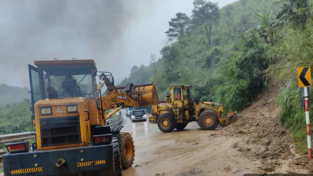 Khắc phục sạt lở trên đèo Lò Xo (Quảng Ngãi)