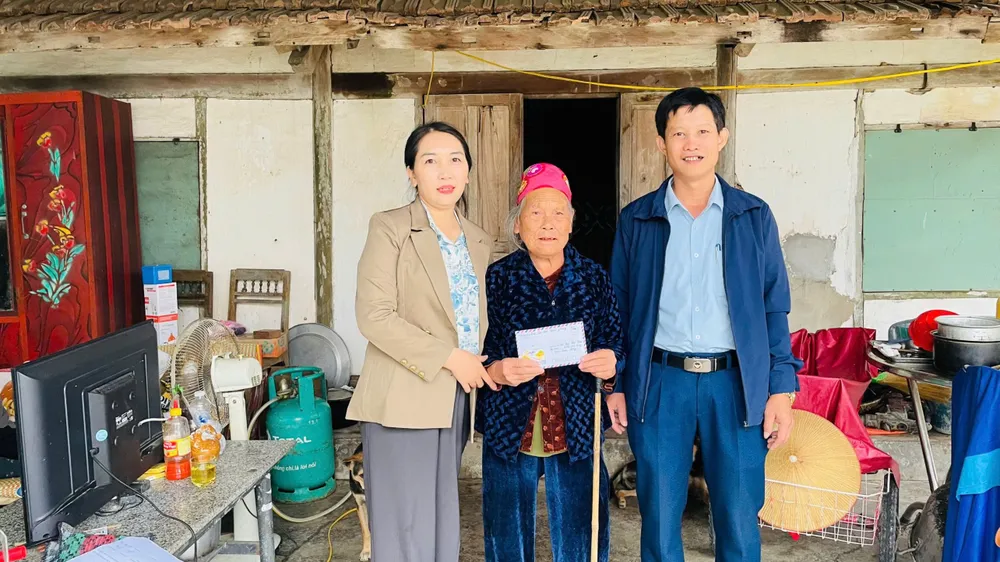 Đại diện Ủy ban MTTQ Việt Nam phường Hải Ninh trao 8 triệu đồng của bạn đọc Báo SGGP hỗ trợ bà Từ Thị Thà