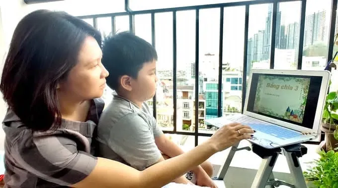 Ép con học quá sức, cha mẹ có thể bị phạt đến 10 triệu đồng. Ảnh minh hoạ