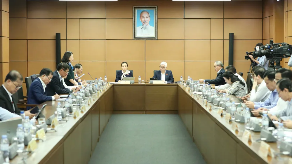 Đoàn đại biểu Quốc hội TPHCM thảo luận tại tổ sáng 7-11. Ảnh QUANG PHÚC