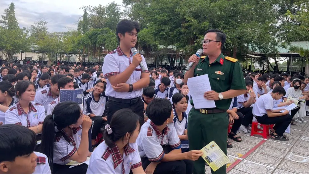 Cán bộ Tiểu đoàn 519 tuyên truyền pháp luật đến học sinh Trường THPT Thoại Ngọc Hầu. Ảnh: NAM KHÔI