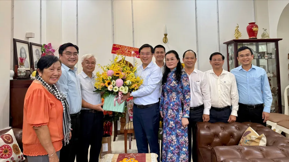 Đồng chí Lê Quốc Phong tặng hoa chúc mừng PGS-TS Phan Thanh Bình