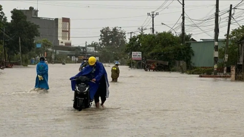 Quốc lộ 25 đoạn qua xã Ia Hiao, tỉnh Gia Lai bị ngập sâu