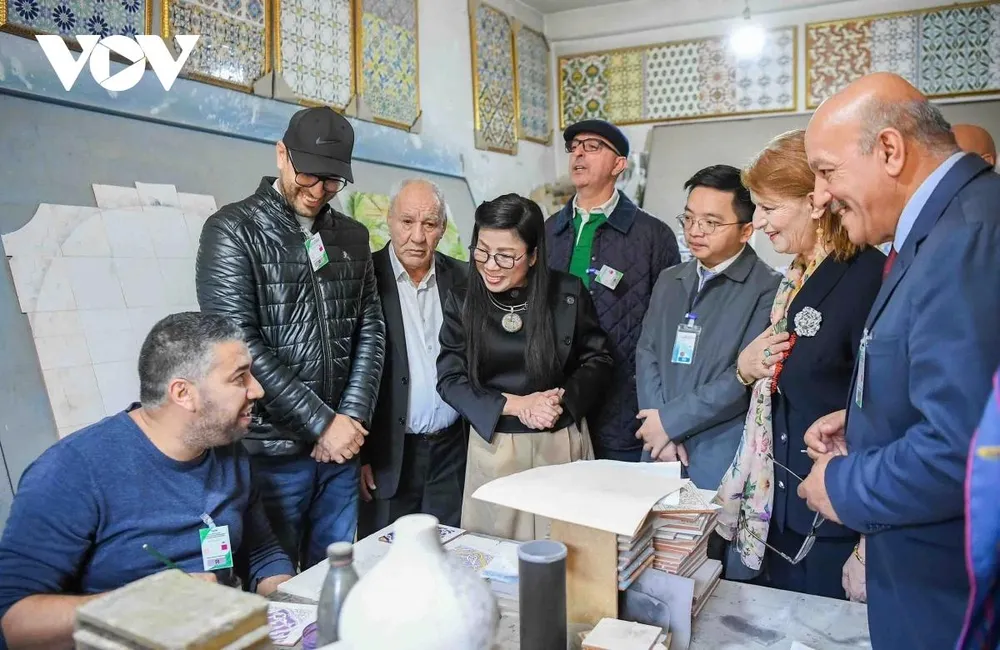 Phu nhân Thủ tướng nghe lãnh đạo Trung tâm giới thiệu về hoạt động, điều kiện sinh hoạt và hành trình vượt khó của các em nhỏ tại Algeria. Ảnh: vov.vn