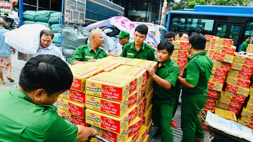 Hàng hóa được gửi đến điểm tiếp nhận Nhà văn hóa Thanh niên sáng 22-11. Ảnh VIỆT DŨNG