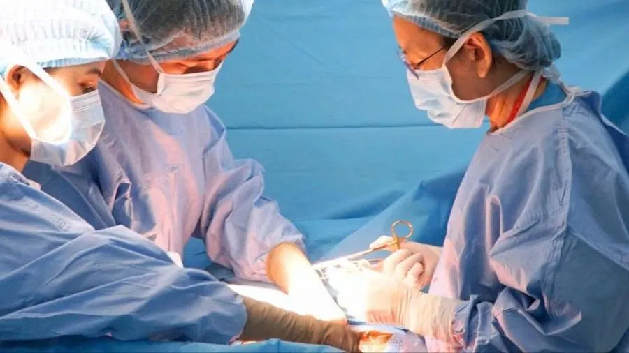 Các bác sĩ phẫu thuật mổ bắt con cho sản phụ