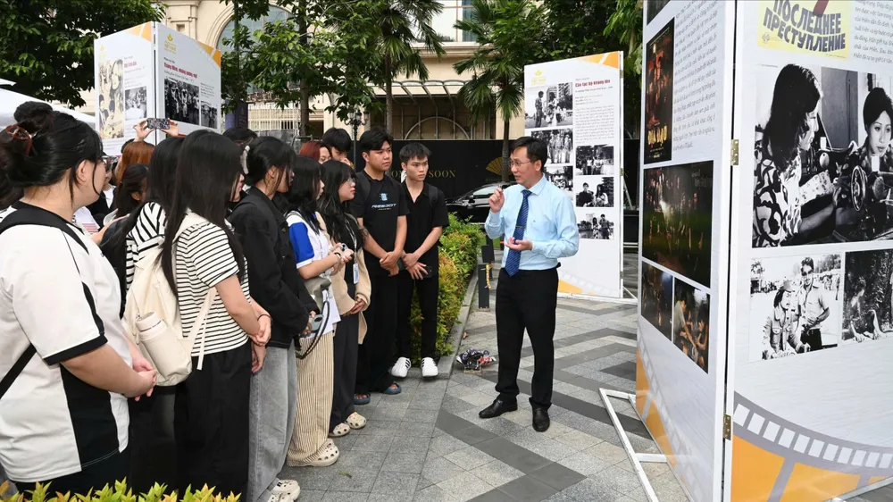 Đông đảo khách tham quan đến với Triển lãm “Thành phố Hồ Chí Minh vươn mình cùng đất nước qua góc nhìn điện ảnh”. Ảnh: DŨNG PHƯƠNG
