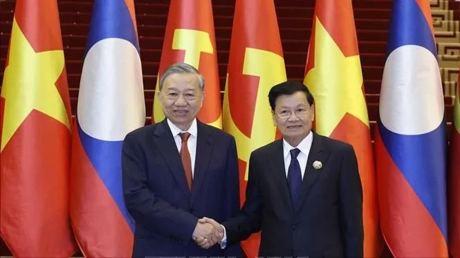 Tổng Bí thư Tô Lâm và Tổng Bí thư, Chủ tịch nước Lào Thongloun Sisoulith đồng chủ trì Cuộc gặp cấp cao giữa Đảng Cộng sản Việt Nam và Đảng Nhân dân Cách mạng Lào. Ảnh: TTXVN