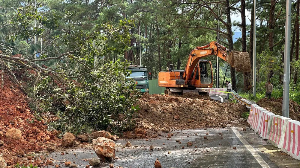 Đèo Prenn tiếp tục sạt lở, cửa ngõ vào Đà Lạt bị chia cắt