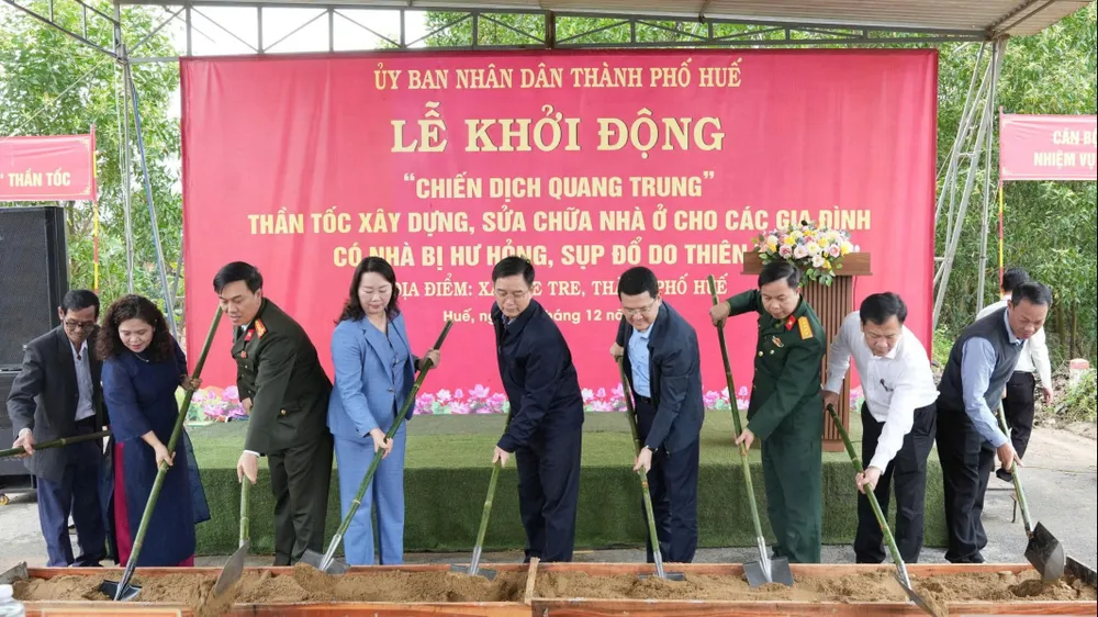 Khởi động “Chiến dịch Quang Trung” thần tốc xây dựng, sửa chữa nhà ở cho các gia đình có nhà bị thiệt hại do lũ dữ ở xã Khe Tre, TP Huế