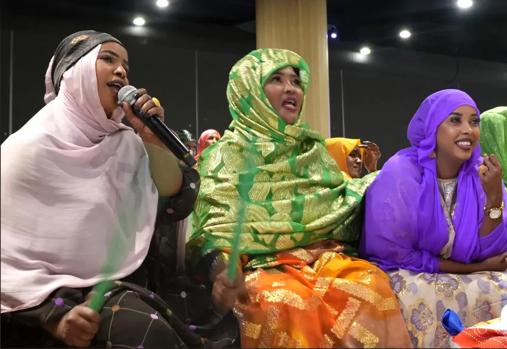 Các nhà thơ nữ đang đọc Buraanbu - thể loại thơ truyền thống tại một đám cưới ở St.Paul. Ảnh: SAHAN JOURNAL