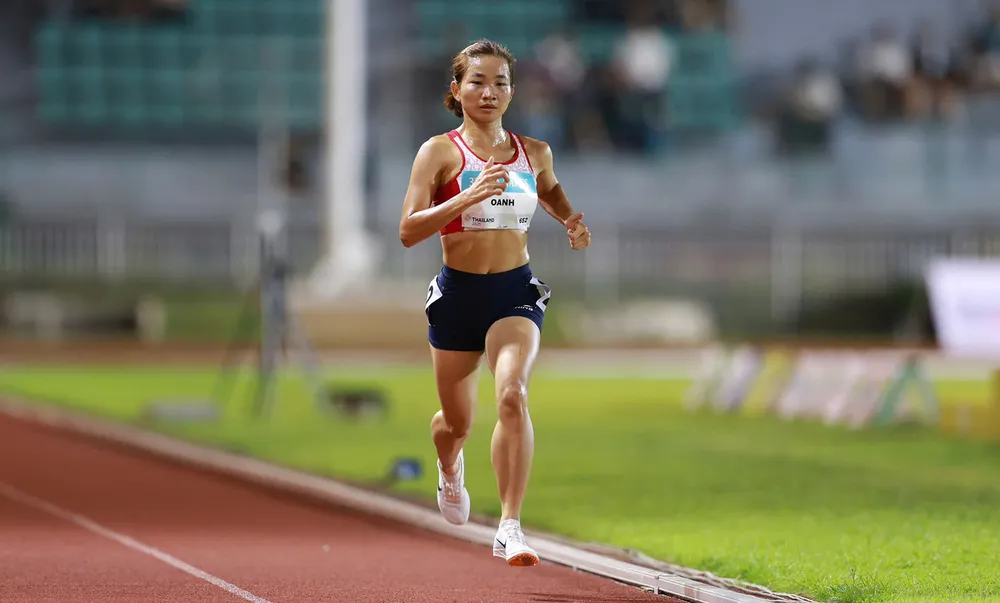 VĐV Nguyễn Thị Oanh trên đường chạy 5.000m nữ. Ảnh: DŨNG PHƯƠNG