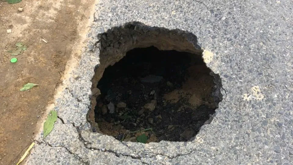 Xuất hiện hố sụt lún trên quốc lộ 49, uy hiếp người tham gia giao thông