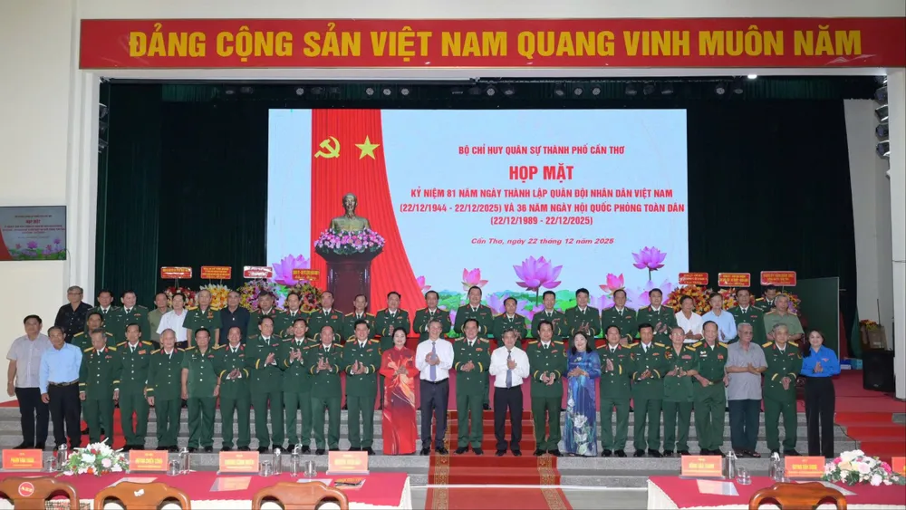 Các đại biểu chụp hình kỷ niệm tại buổi họp mặt