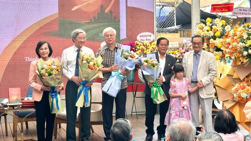 TS Trần Du Lịch ra mắt sách “Ký ức - Niềm tin & Khát vọng”: Viết về quá khứ để hướng đến tương lai