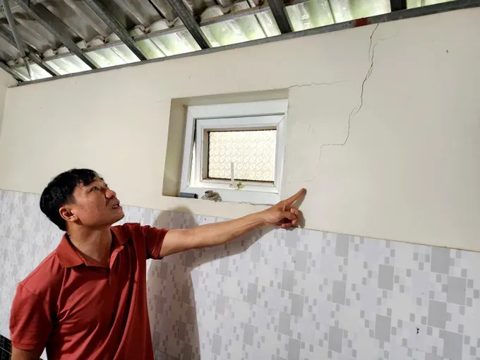 Một ngôi nhà bị nứt khi thi công quốc lộ 8A