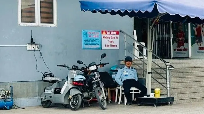 Sạc xe điện tại một chung cư thuộc phường Đông Hưng Thuận, TPHCM. Ảnh: THANH HIỀN