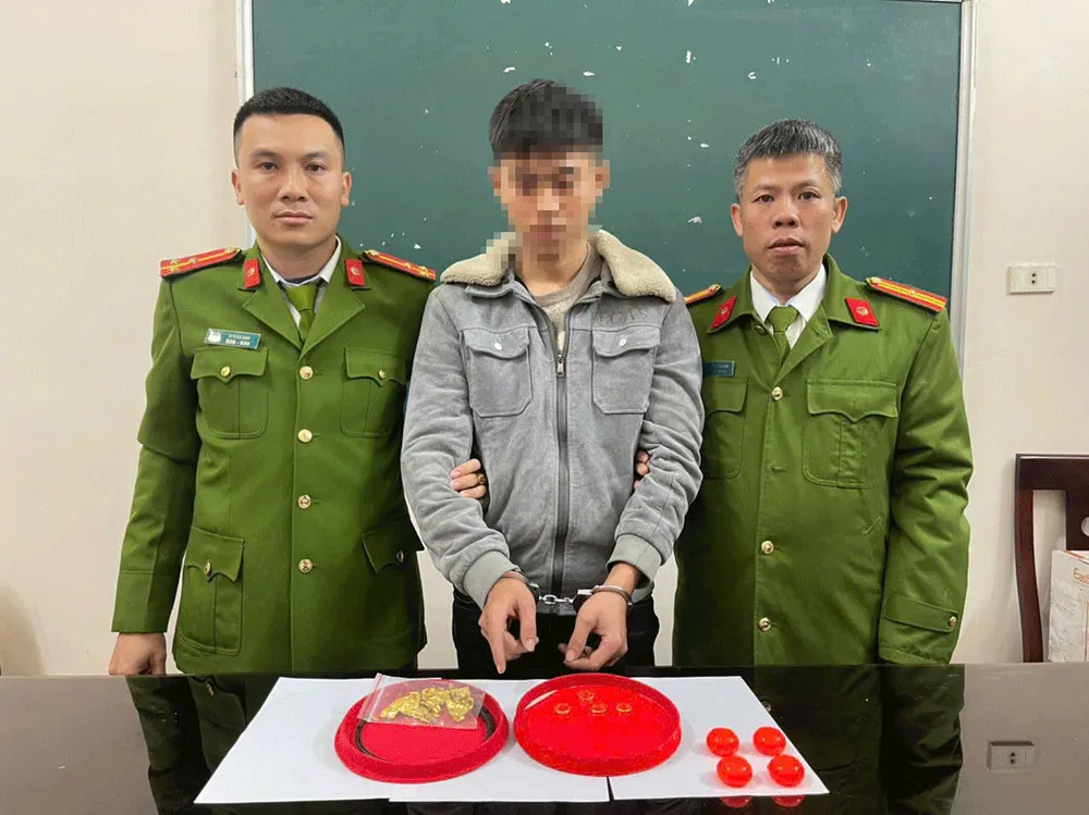 Cơ quan công an bắt giữ Vi Văn Hạnh cùng tang vật. Ảnh: Công an Nghệ An 