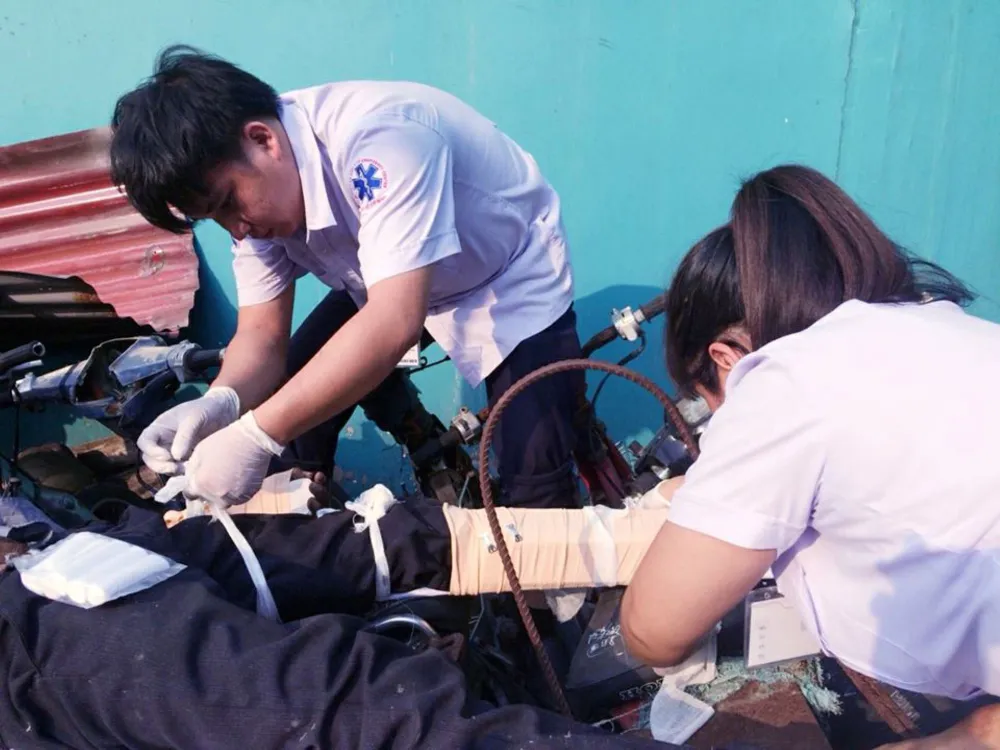 Nhân viên Trung tâm Cấp cứu 115 sơ cứu người bị tai nạn lao động