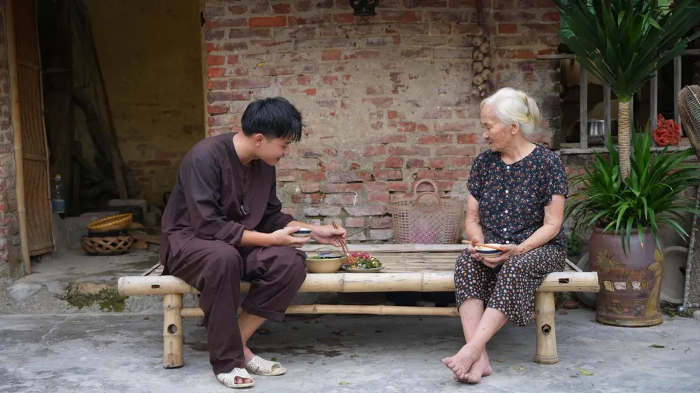 Hình ảnh gợi về ký ức làng quê thân thương bên ông bà trong Bếp quê choa (Ảnh: Bếp quê choa)