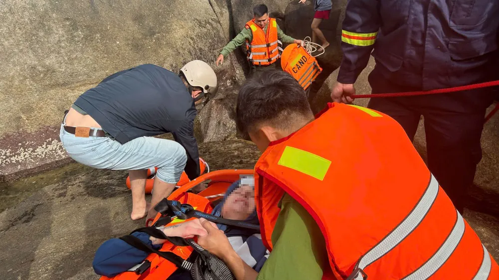 Đắk Lắk: Cứu hộ kịp thời hai du khách nước ngoài bị sóng cuốn trôi