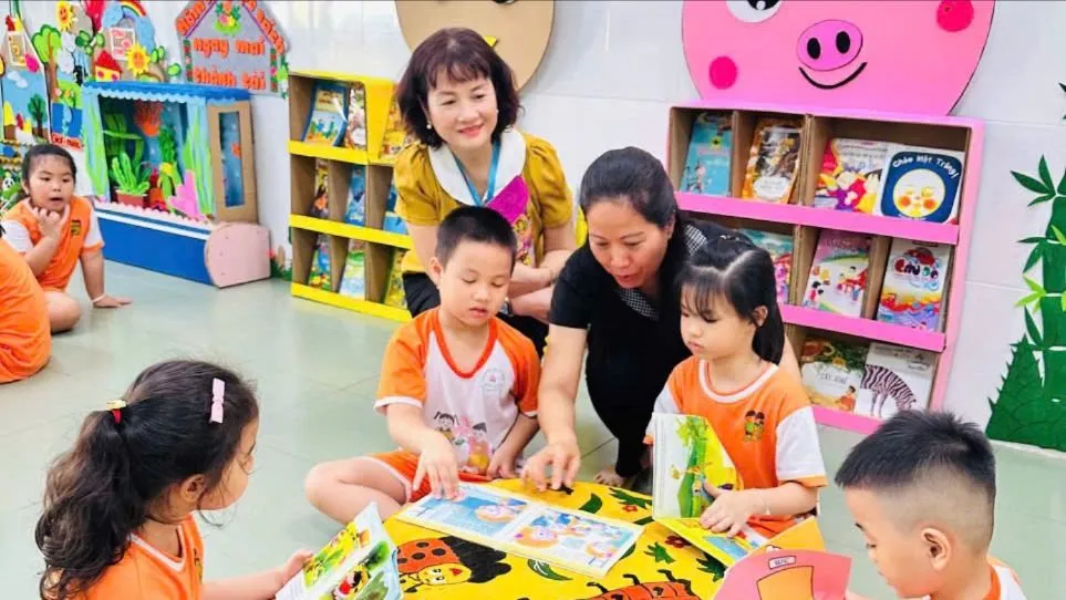 Cán bộ quản lý giáo dục dự giờ tiết dạy tại Trường Mầm non Hương Sen (phường Tam Thắng, TPHCM).