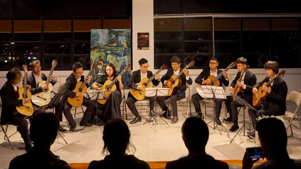 Các thành viên Saigon Classical say mê với cây đàn guitar và âm nhạc cổ điển.