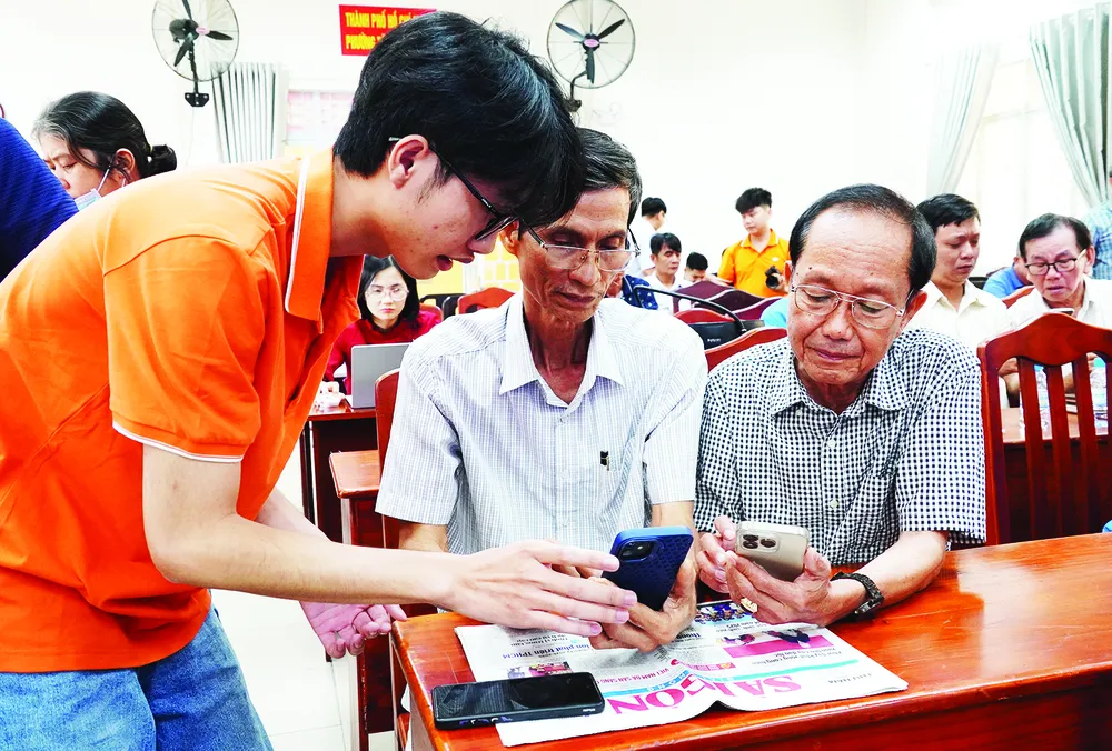 Cán bộ khu phố phường Tăng Nhơn Phú cài đặt ứng ứng "SOS khu phố" để phản ánh nhanh các vấn đề trên địa bàn . Ảnh: THU HƯỜNG