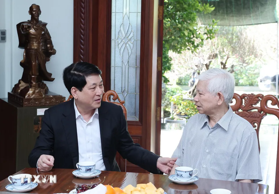 Chủ tịch nước Lương Cường thăm, chúc Tết nguyên Chủ tịch nước Nguyễn Minh Triết. Ảnh: TTXVN