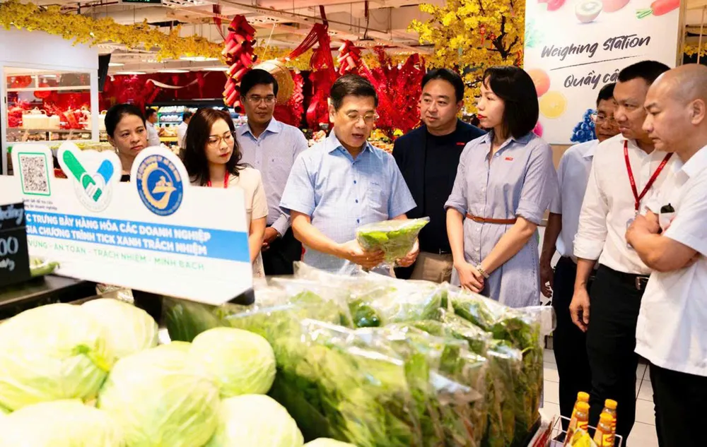 Phó Chủ tịch UBND TPHCM Nguyễn Văn Dũng khảo sát hàng hóa tết tại Tops Market Thảo Điền. Ảnh: HÂN GIA