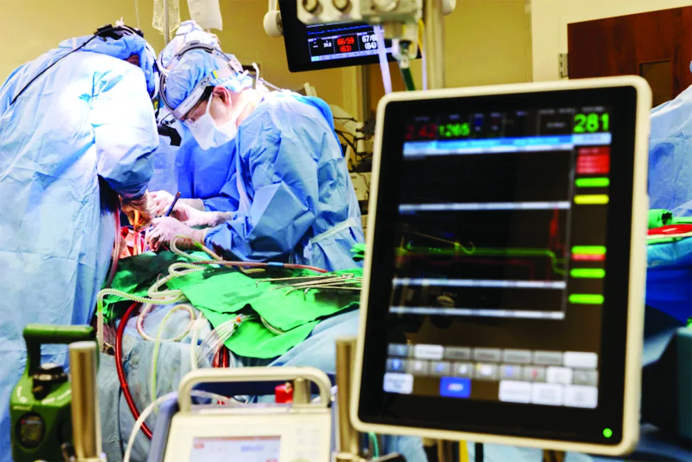 Các bác sĩ Đại học Northwestern phẫu thuật cho bệnh nhân ghép tạng. Ảnh: Northwestern Medicine