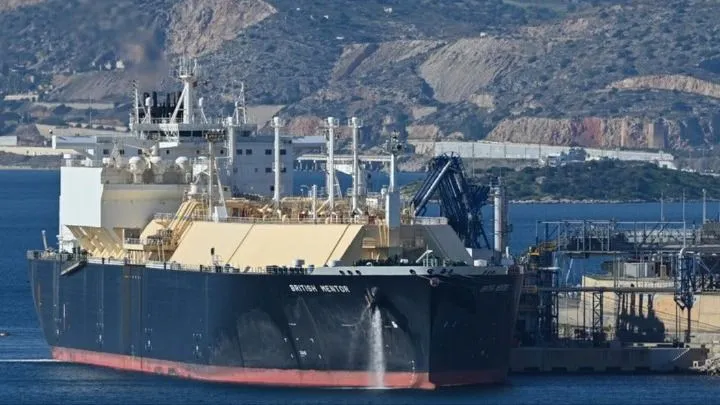 Một tàu chở khí hóa lỏng từ Mỹ dỡ hàng tại một cảng ở Hy Lạp. Ảnh: GETTY IMAGES