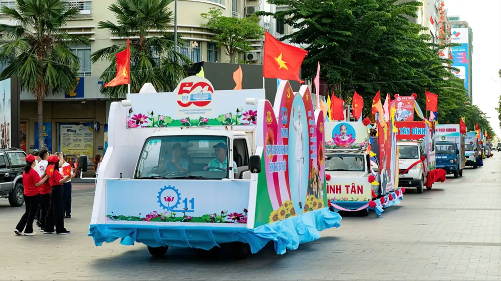  Diễu hành xe hoa tại TPHCM kỷ niệm 50 năm Ngày Giải phóng miền Nam, thống nhất đất nước. ẢNH MINH HỌA.