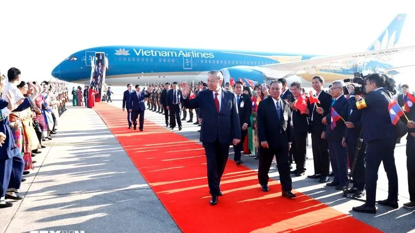 Tổng Bí thư Tô Lâm đến Thủ đô Vientiane, bắt đầu chuyến thăm cấp Nhà nước tới Cộng hòa Dân chủ Nhân dân Lào. Ảnh: TTXVN
