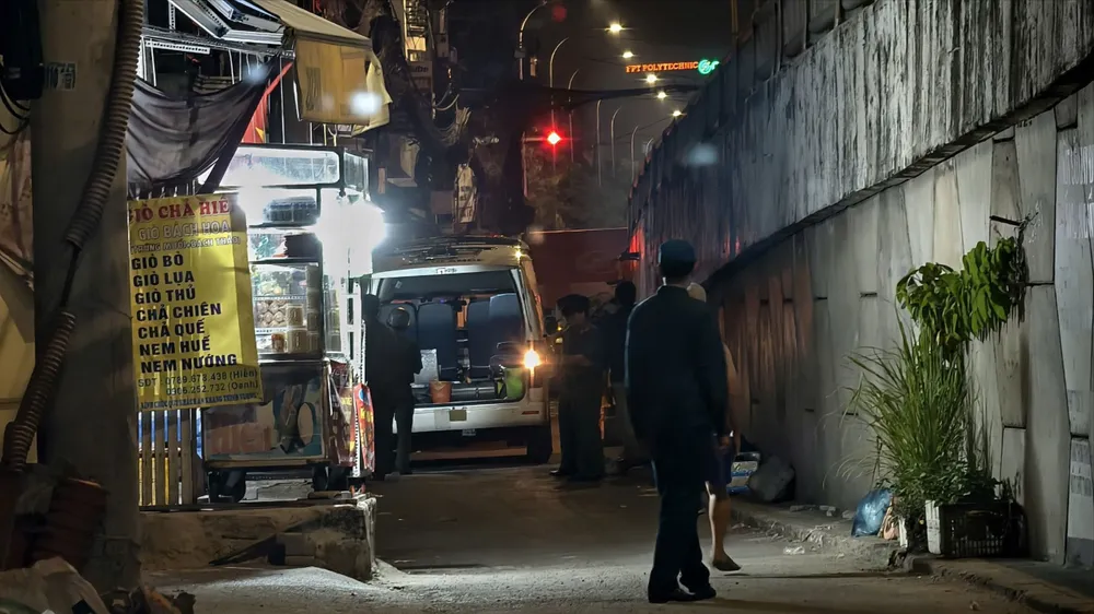 Lực lượng chức năng phong toả hiện trường khám nghiệm điều tra