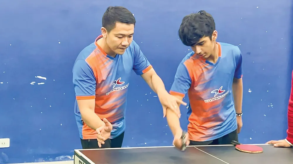 Huấn luyện viên Ti Long trực tiếp hướng dẫn kỹ thuật flick cho học viên trong buổi tập tại Ấn Độ