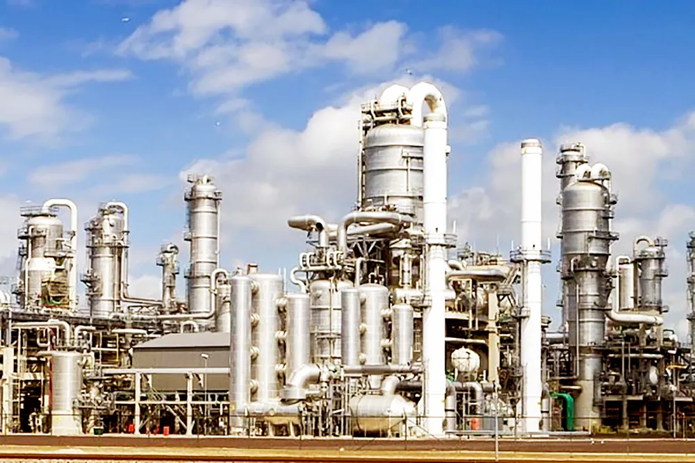 Nhà máy lọc dầu Abadan của Iran. Ảnh: MEHR