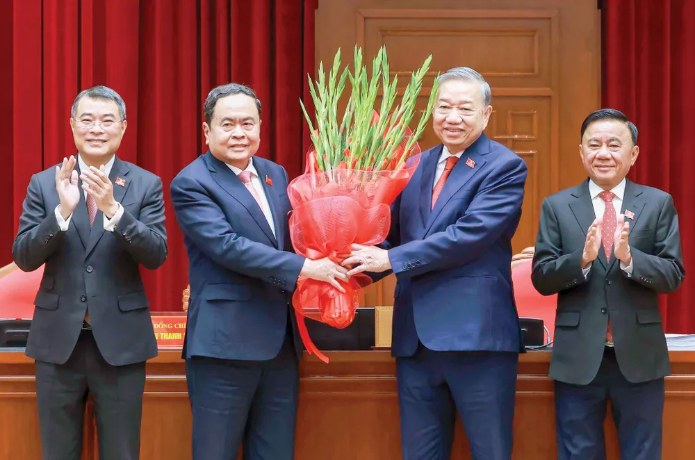 Chủ tịch Quốc hội Trần Thanh Mẫn, Thường trực Ban Bí thư Trần Cẩm Tú, Trưởng Ban Tổ chức Trung ương Lê Minh Hưng tặng hoa chúc mừng đồng chí Tô Lâm tái đắc cử Tổng Bí thư khóa XIV, tại Hội nghị lần thứ nhất Ban Chấp hành Trung ương Đảng, sáng 23-1. Ảnh: TTXVN