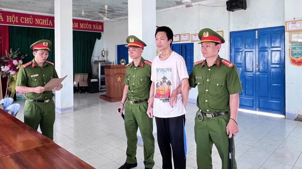 Võ Thái Di (sinh năm 2004, ngụ thôn Mỹ Khê, đặc khu Phú Quý) bị bắt tạm giam để điều tra