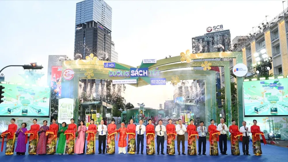 Các đại biểu cắt băng khai mạc Lễ hội Đường sách Tết Bính Ngọ 2026. Ảnh: DŨNG PHƯƠNG