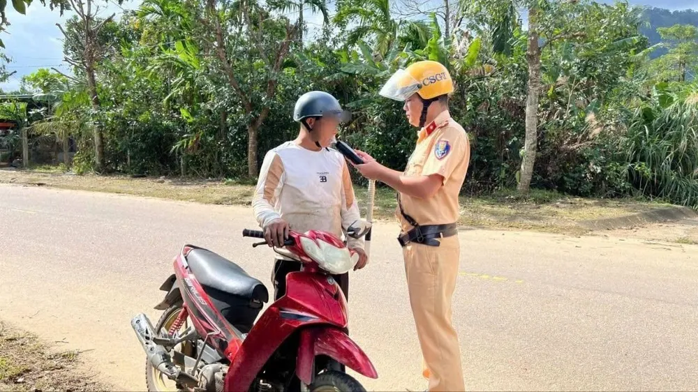 Lực lượng cảnh sát giao thông kiểm tra nồng độ cồn người điều khiển phương tiện