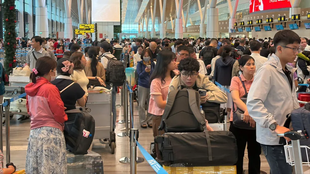 Ngày 23-2, sân bay Tân Sơn Nhất khai thác 1.038 chuyến bay với hơn 171.000 hành khách