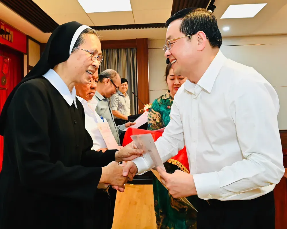 Giám đốc Nguyễn Toàn Thắng trao Giấy chứng nhận cho một tổ chức vào đầu năm 2026. Ảnh: VIỆT DŨNG