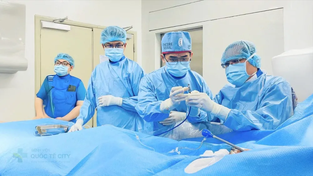 Các bác sĩ can thiệp cho người bệnh