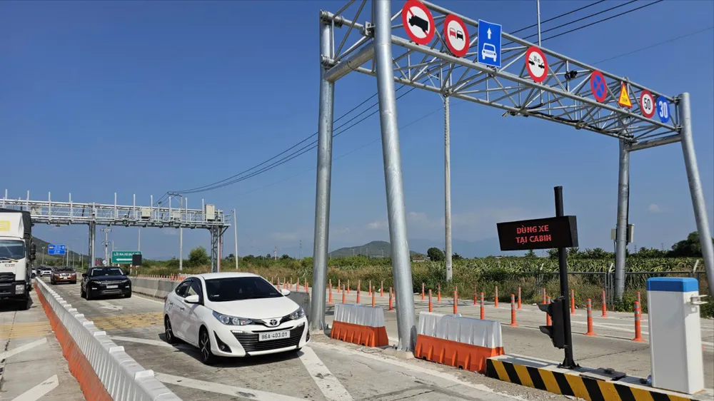 Nhiều bất cập trong những ngày đầu thu phí đường cao tốc Vĩnh Hảo - Phan Thiết và Phan Thiết - Dầu Giây. Ảnh: TIẾN THẮNG